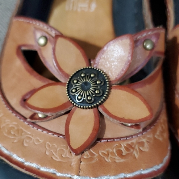 Brown Leather Sandals with Floral Design - Picture 11 of 15